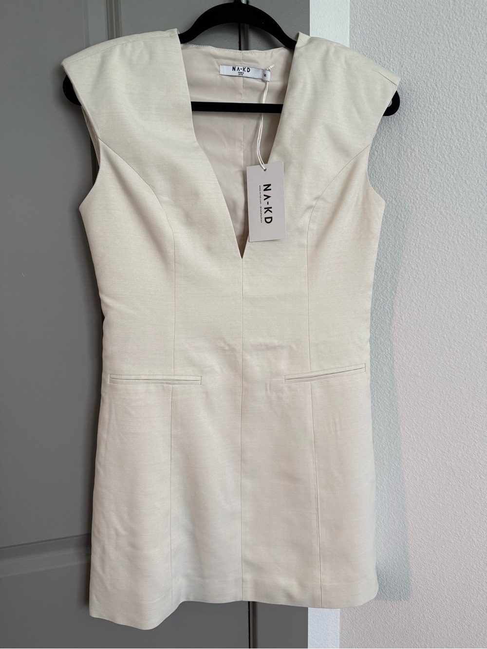 NA-KD Fashion V-Neck Cap Sleeve Dress